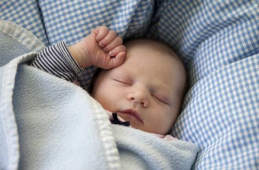 부모에게 권한을 부여하는 베이비의 수면 표현을 해석하고 대응하는 방법