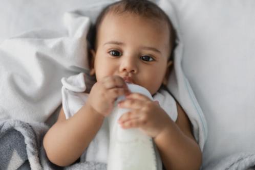 태어난 아기부터 유아까지: 진화하는 수면 패턴과 따라가는 방법