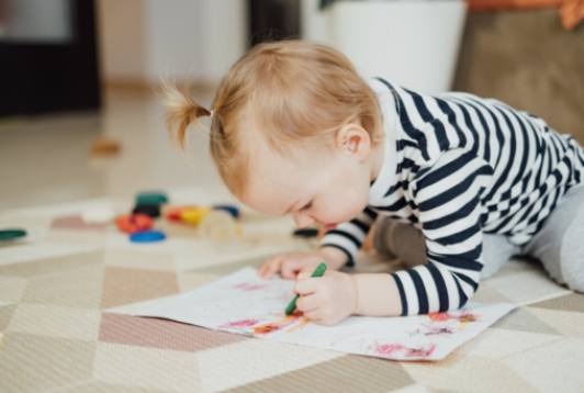 당신의 유아를 감성적 발달을 통해 탄력성을 갖도록 하는 방법